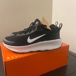 NEW Nike Promina Size 9